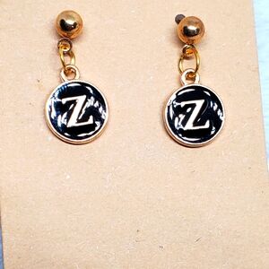 7/$10 Z Initial Earrings, New
